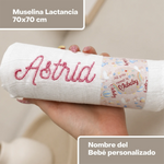 cesta bebé niña con muselina bordada y marco nombre