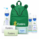 Mochila cocodrilo verde con set de cuidado bebé Mustela, toallas y pañuelos personalizables para niño o niña