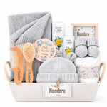 Cesta de regalo para bebé con ropa, peine y productos de cuidado, ideal para niño o niña
