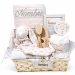 Canastilla bebé niña personalizable con nombre, peluche, cepillo y toallas. Regalo nacimiento ideal.