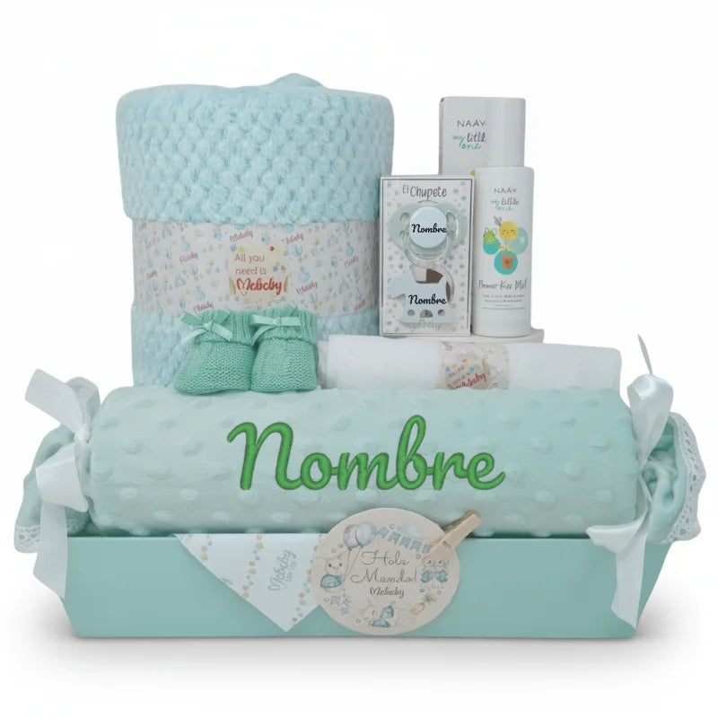 Cesta regalo bebé niño con manta, botitas y productos de cuidado personalizados. Ideal para nacimiento.