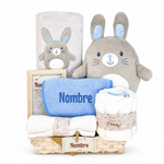 Cesta regalo bebé niño con conejo, toallas y manta personalizable, ideal para nacimiento o bautizo