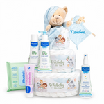 Set regalo nacimiento niño con cesta de pañales, peluche y productos Mustela, ideal para bebé recién nacido